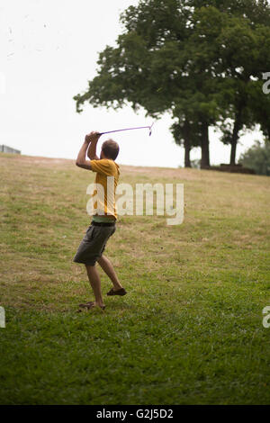 Man spielt Golf, Ansicht von hinten Stockfoto
