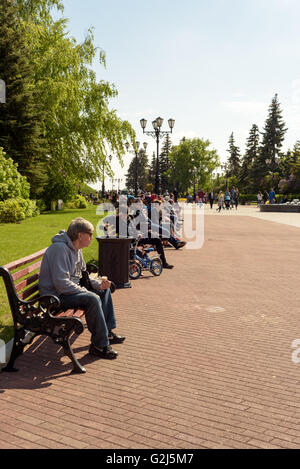 Menschen sitzen, genießen die Sonne im Sommer Sonnenlicht Stockfoto