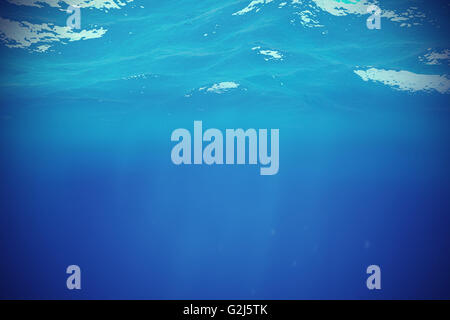 Unterwasser blauem Hintergrund im Meer, Ozean, mit Volumenlicht. 3D illustration Stockfoto