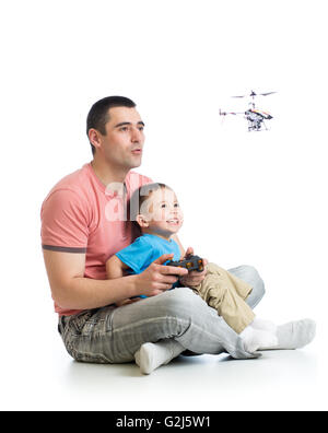 Papa und Kind Sohn spielen mit Spielzeug Hubschrauber Stockfoto