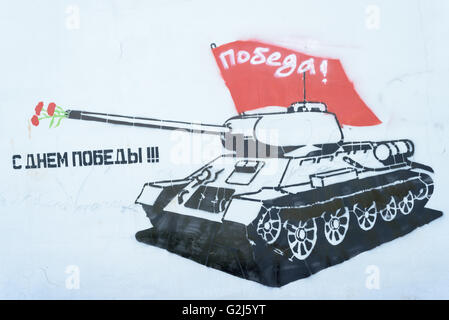 Handgemalte T34 Tank Wandbild feiert am 9. Mai Tag des Sieges des großen Vaterländischen Krieges in russischer Sprache Stockfoto