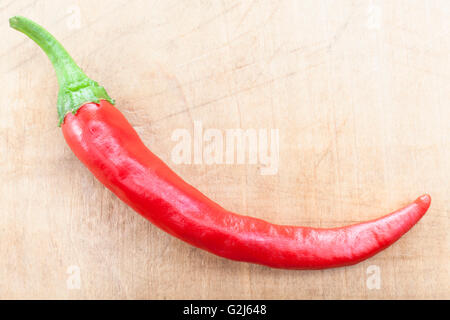 Red Hot Chili Pepper auf braunem Holz Hintergrund einzelne Stockfoto