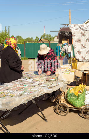 Ein russische Samen Verkäufer verkauft Pakete von Gemüse-Saatgut an Mitglieder der Öffentlichkeit in Raevka, Russland im Mai 2016 Stockfoto