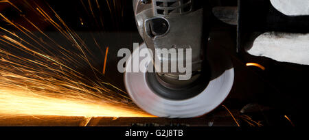 Nahaufnahme, eine Schleifmaschine Funken auf der ganzen Breite Landschaftsbild Stockfoto