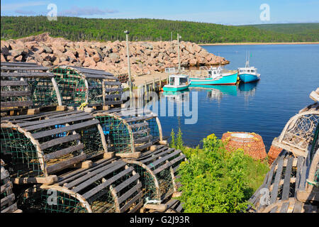 Boote und Hummer fallen in Küstendorf Neils Harbour Nova Scotia Kanada Stockfoto