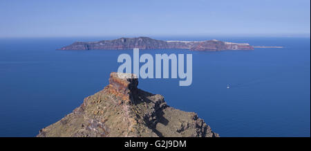 Engen Blick auf Skaros Felsen von Imerovigli Resort mit Blick auf die Kaldera und Kameni auf Santorin, Kykladen, Griechenland Stockfoto