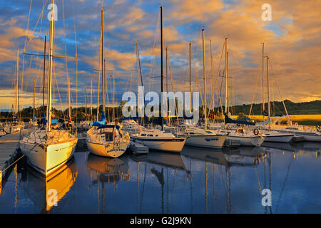 Boote im Hafen bei Sonnenuntergang St. Henri de Taillon Quebec Kanada Stockfoto