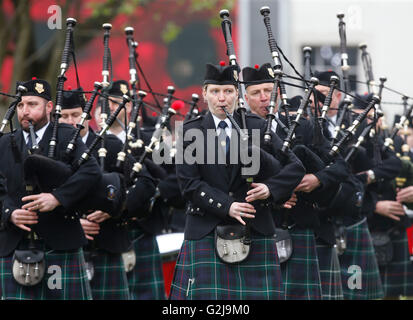 Mitglieder von Kirkwall Stadt Pipe Band ausführen außerhalb St. Magnus Cathedral in Kirkwall, Orkney, vor eine Erinnerung an die Schlacht von Jütland, die größte Seeschlacht des ersten Weltkrieges. Stockfoto