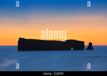 Rocher Percé (Percé Rock) auf den Atlantischen Ozean in der Morgendämmerung Percé Quebec Kanada Stockfoto