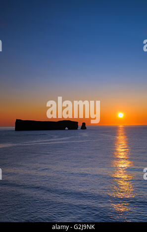 Sonnenaufgang und Rocher Percé (Percé Rock) auf den Atlantischen Ozean Percé Quebec Kanada Stockfoto