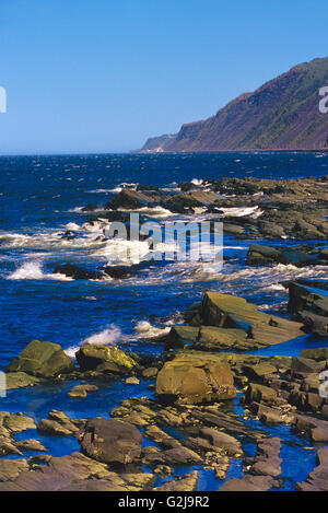 Felsenküste entlang der St.-Lorenz-Golf (Atlantischer Ozean) Pointe A La Fregate Quebec Kanada Stockfoto