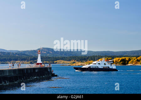 Eine Privatyacht, Safari Quest Köpfe hinter dem Ogden Point Wellenbrecher Leuchtturm in Victoria, British Columbia. Stockfoto