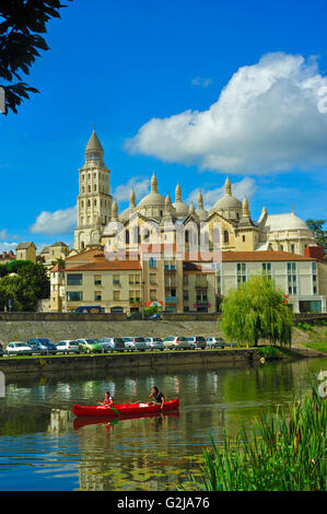 Kanu in l ' Isle Fluss und Perigueux Dom Cathedrale Saint-Front de Perigueux Périgueux Dordogne Abteilung Aquitaine Frankreich Stockfoto