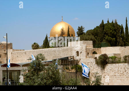 Goldene Moschee auf die Klagemauer in Jerusalem mit israelischen Fahnen Stockfoto