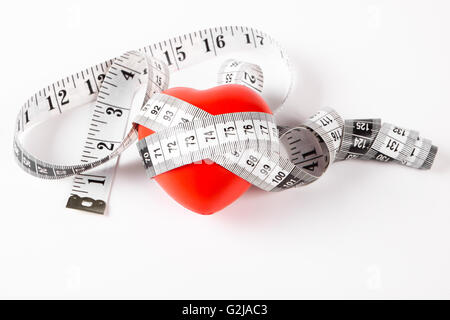 rotes Herz mit Messgerät Eisstockschießen Arround auf weißem Hintergrund Stockfoto