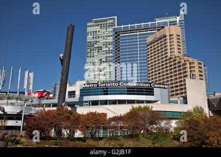 Ansicht des Metro Toronto Convention Centre an der Harbourfront, Toronto, Ontario, Kanada. Stockfoto