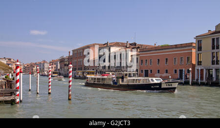 Vaporetto auf dem Canal Grande Stockfoto