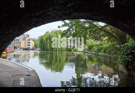 Blick durch die Brücke in Richtung Stadt Straße sperren, Regents Canal Leinpfad, London Stockfoto