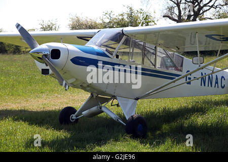 Peter's Wild Piper Super Cub PA 18 Flugzeug auf einem Flugplatz in Yorkshire, Großbritannien Stockfoto