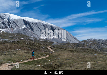 Laufen in den Bergen unter Sonnenlicht weiblich Stockfoto