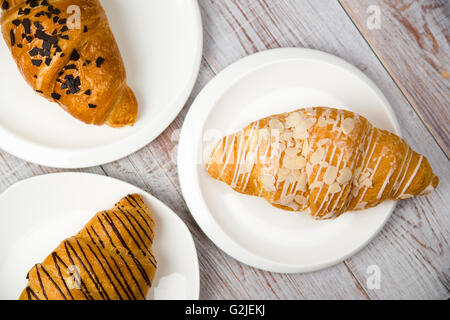 Drei Croissants auf einem weißen Teller auf den Tisch Stockfoto