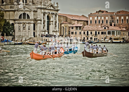 Die Gondoliere Paddel durch Kanal von Venedig, Italien Stockfoto