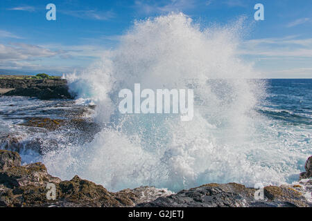 Hämmerte Surf, Wawaloli Beach Park, Hawaiis Big Island (Big Island). Hawaii-Inseln, zentral-Pazifik, USA Stockfoto