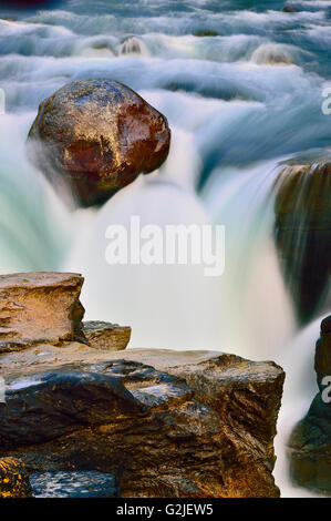 Eine vertikale Landschaft Bild Felsvorsprung rauschenden Wasser auf Top Sunwapta Falls am Athabasca River im Jasper Nationalpark, Alberta Stockfoto