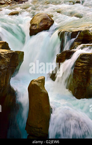 Eine vertikale Landschaft Bild Felsvorsprung rauschenden Wasser auf Top Sunwapta Falls am Athabasca River im Jasper Nationalpark, Alberta Stockfoto