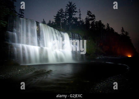 Tsusiat Falls in der Nacht, Campingplatz, West Coast Trail, Pacific Rim National Park Reserve, Vancouver Island, BC, Kanada. Stockfoto