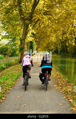 zwei Radfahrer auf Treidelpfad neben der Canal de Garonne in der Nähe von Marmande, Departement Lot-et-Garonne, Aquitaine, Frankreich Stockfoto