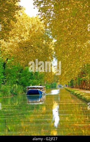 Grachtenboot auf dem Canal de Garonne in der Nähe von Marmande, Departement Lot-et-Garonne, Aquitaine, Frankreich Stockfoto