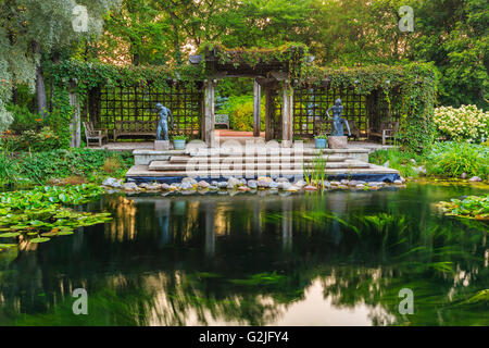 Pergola im Leo Mol Skulpturengarten, Assiniboine Park, Winnipeg, Manitoba, Kanada. Stockfoto