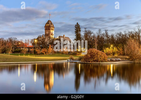 Pavillon im Assiniboine Park spiegelt sich in den Ententeich, Winnipeg, Manitoba, Kanada. Stockfoto