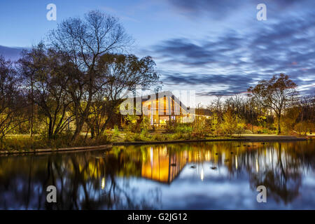 Qualico Familie Mitte spiegelt sich in den Ententeich, Assiniboine Park, Winnipeg, Manitoba, Kanada. Stockfoto