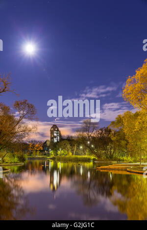 Pavillon im Assiniboine Park in einer mondhellen Nacht, Winnipeg, Manitoba, Kanada. Stockfoto