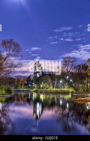 Assiniboine Park Pavillon spiegelt sich in den Ententeich, Winnipeg, Manitoba, Kanada. Stockfoto