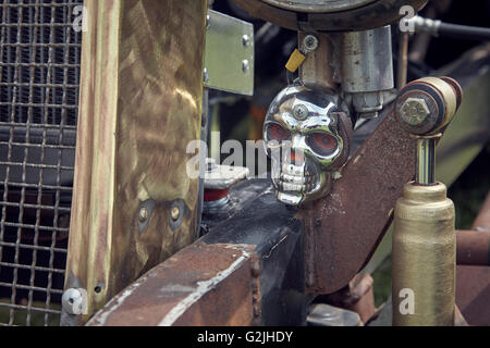 Totenkopf-Motiv auf einem ratrod Stockfoto