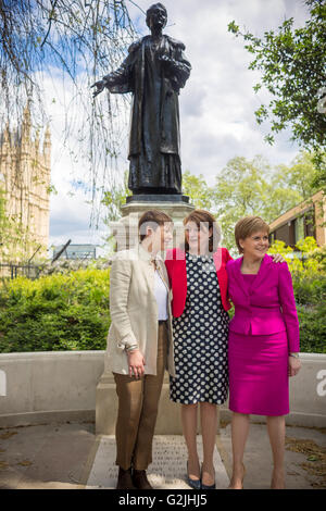 Caroline Lucas MP, Nicola Sturgeon MSP und Leanne Wood AM treffen in Westminster zum progressiven plädieren für die EU Stockfoto