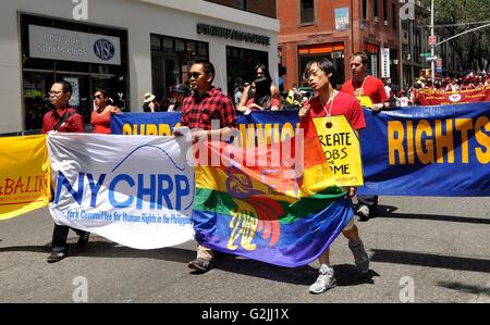 New York City: Menschenrechtsgruppe marschieren in die jährliche Philippinen Independence Day Parade auf der Madison Avenue Stockfoto