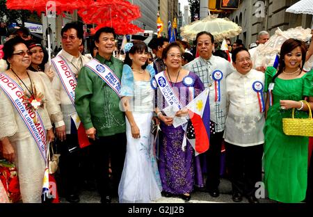 New York City: Filipino V. I. P. marschieren in die jährliche Philippinen Independence Day Parade auf der Madison Avenue Stockfoto