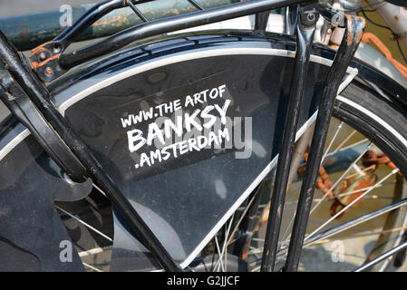 Die von Banksy Kunstausstellung nach Amsterdam kommen auf ein Fahrrad im Vondelpark Amsterdam ausgeschrieben. Stockfoto