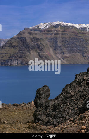 Blick auf Oia Resort von Kameni vulkanischen Insel, auf Santorin, Kykladen, Griechenland Stockfoto