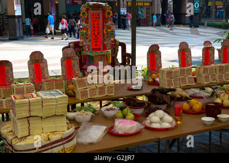 Ansicht der Straße taoistische Altar Feier mit angeboten Stockfoto