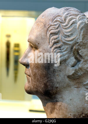 Marmorkopf aus einer Statue, gefunden im Heiligtum der Athena Polias, vermutlich von Julius Caesar (100-44 v. Chr.), Diktator von der römischen Republik (49-44 v. Chr.), British Museum, Bloomsbury, London, England, UK. Der Kopf wurde verbrannt und ist stark beschädigt, mit der rechten Seite und Rückseite fehlt. Stockfoto