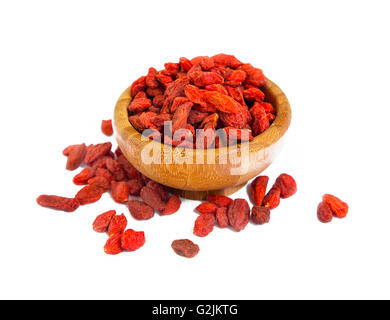 Goji-Beeren in Holzschale isoliert auf weiss Stockfoto