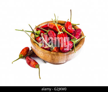 Getrocknete Chili-Flocken in Holzschale isoliert auf weiss Stockfoto