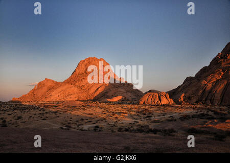 Spitzkoppe-eine Gruppe von kahlen Granitfelsen oder Bornhardts befindet sich zwischen Usakos und Swakopmund in der Namib-Wüste von Namibia Stockfoto