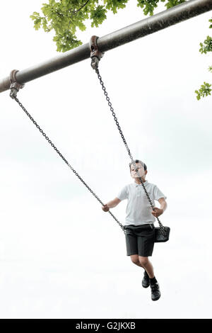 Junge auf einer Schaukel Stockfoto