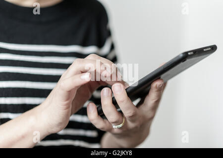 Frau mit Tablet computer Stockfoto